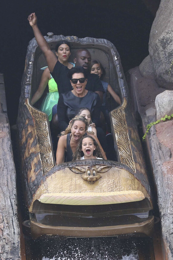 Kourtney Kardashian, son fils Mason, Corey Gamble et Kris Jenner assistent à l'anniversaire de Penelope Disick (3 ans) au parc d'attractions Disneyland. Anaheim, le 8 juillet 2015.
