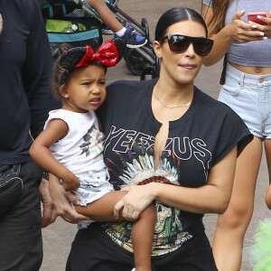 Kim Kardashian, enceinte, et sa fille North assistent à l'anniversaire de Penelope Disick (3 ans) au parc d'attractions Disneyland. Anaheim, le 8 juillet 2015.