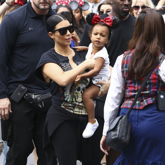 Kim Kardashian, enceinte, et sa fille North assistent à l'anniversaire de Penelope Disick (3 ans) au parc d'attractions Disneyland. Anaheim, le 8 juillet 2015.