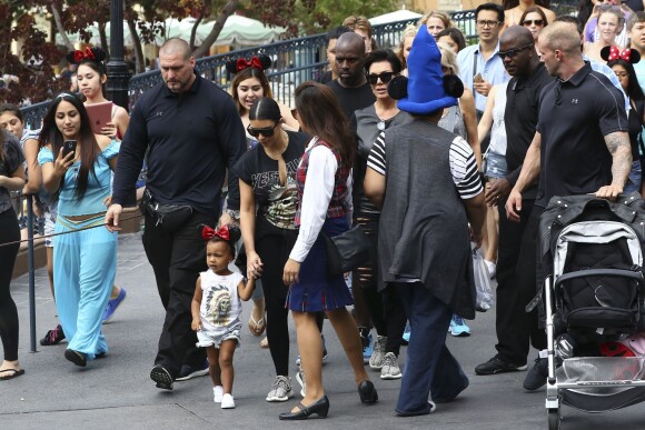 Les membres de la famille Kardashian fêtent l'anniversaire de Penelope Disick (3 ans) au parc d'attractions Disneyland. Anaheim, le 8 juillet 2015.