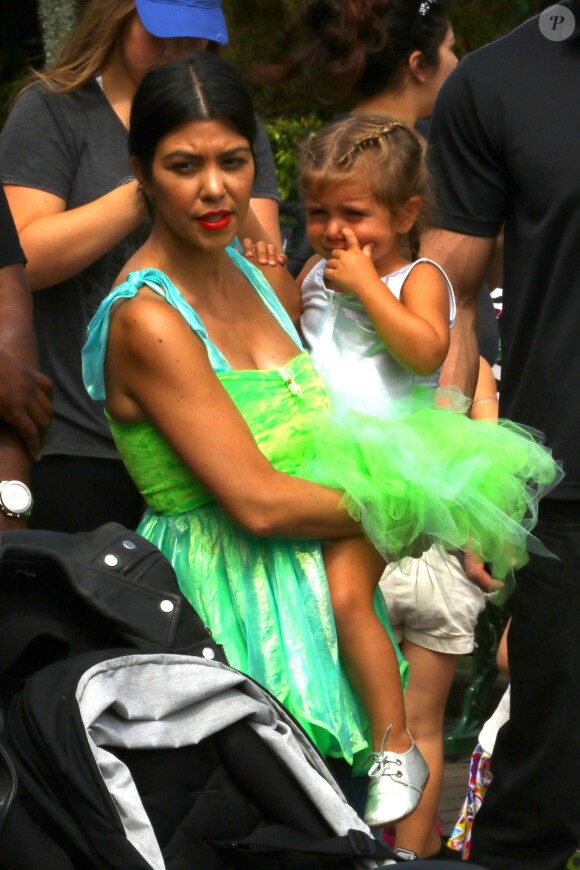 Kourtney Kardashian et sa fille Penelope, qui fête ses 3 ans, passent leur après-midi en famille au parc d'attractions Disneyland. Anaheim, le 8 juillet 2015.