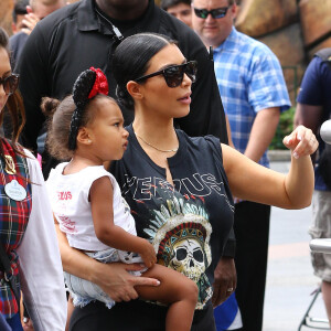 Kim Kardashian, enceinte, et sa fille North assistent à l'anniversaire de Penelope Disick (3 ans) au parc d'attractions Disneyland. Anaheim, le 8 juillet 2015.