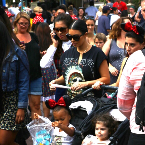 Kim Kardashian, enceinte, et sa fille North assistent à l'anniversaire de Penelope Disick (3 ans) au parc d'attractions Disneyland. Anaheim, le 8 juillet 2015.