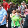 Kourtney Kardashian, sa fille Penelope et Corey Gamble au parc d'attractions Disneyland. Anaheim, le 8 juillet 2015.