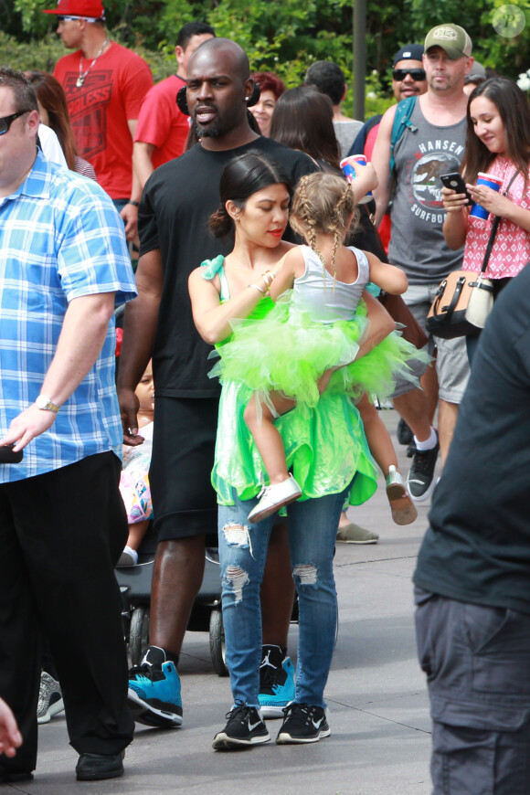 Kourtney Kardashian, sa fille Penelope et Corey Gamble au parc d'attractions Disneyland. Anaheim, le 8 juillet 2015.