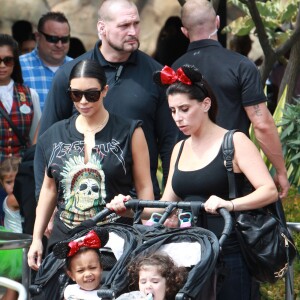 Kim Kardashian, enceinte, et sa fille North assistent à l'anniversaire de Penelope Disick (3 ans) au parc d'attractions Disneyland. Anaheim, le 8 juillet 2015.