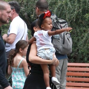 Kim Kardashian, enceinte, et sa fille North assistent à l'anniversaire de Penelope Disick (3 ans) au parc d'attractions Disneyland. Anaheim, le 8 juillet 2015.