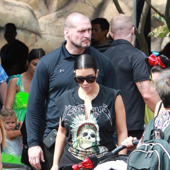 Kim Kardashian, enceinte, et sa fille North assistent à l'anniversaire de Penelope Disick (3 ans) au parc d'attractions Disneyland. Anaheim, le 8 juillet 2015.