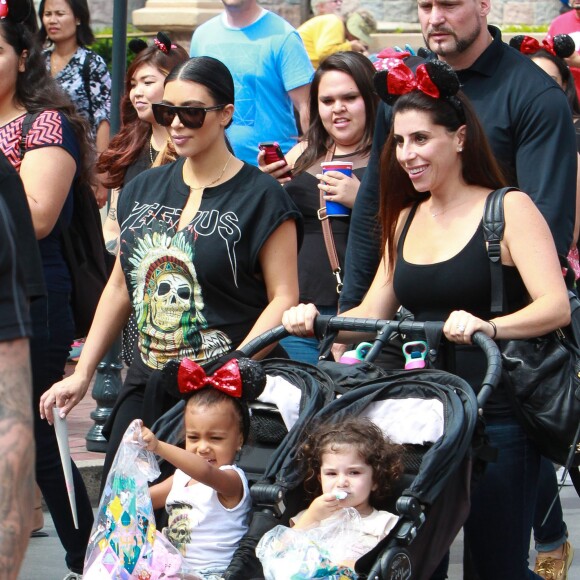 Kim Kardashian, enceinte, et sa fille North assistent à l'anniversaire de Penelope Disick (3 ans) au parc d'attractions Disneyland. Anaheim, le 8 juillet 2015.