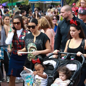 Kim Kardashian, enceinte, et sa fille North assistent à l'anniversaire de Penelope Disick (3 ans) au parc d'attractions Disneyland. Anaheim, le 8 juillet 2015.