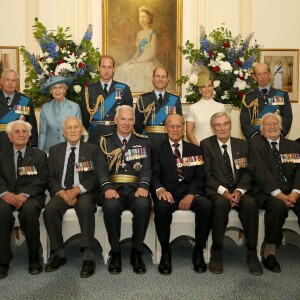 La prince Philip a un peu mis la pression au photographe, mais finalement, elle est quand même réussie, cette photo de groupe ! Le prince William, le duc d'Edimbourg, le prince Edward, la comtesse Sophie de Wessex, le duc de Gloucester et le duc de Kent participaient le 10 juillet 2015 à une réception et un déjeuner au RAFClub, à Londres, dans le cadre des commémorations des 75 ans de la Bataille d'Angleterre.
