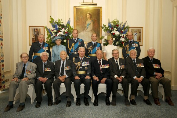 La prince Philip a un peu mis la pression au photographe, mais finalement, elle est quand même réussie, cette photo de groupe ! Le prince William, le duc d'Edimbourg, le prince Edward, la comtesse Sophie de Wessex, le duc de Gloucester et le duc de Kent participaient le 10 juillet 2015 à une réception et un déjeuner au RAFClub, à Londres, dans le cadre des commémorations des 75 ans de la Bataille d'Angleterre.