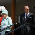 La reine Elizabeth II et le prince Philip, duc d'Edimbourg, passent en revue les gardes de la reine dans les jardins de Buckingham le 9 juillet 2015.