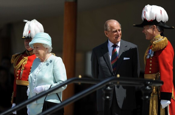 La reine Elizabeth II et le prince Philip, duc d'Edimbourg, passent en revue les gardes de la reine dans les jardins de Buckingham le 9 juillet 2015.