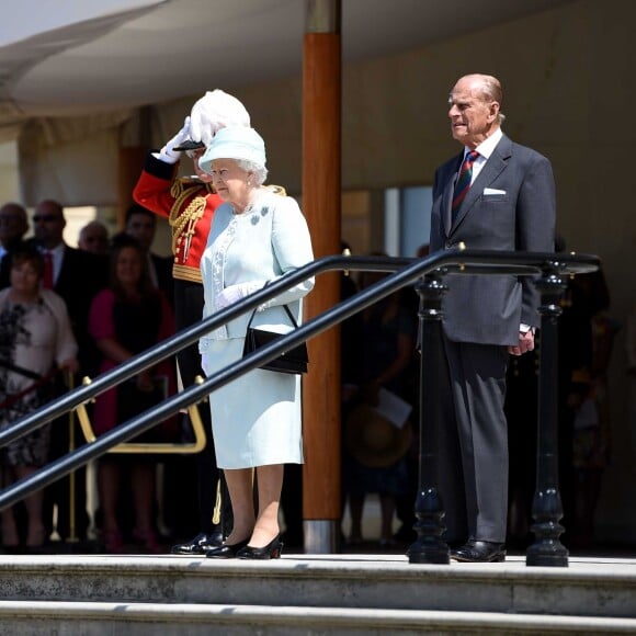 La reine Elizabeth II et le prince Philip, duc d'Edimbourg, passent en revue les gardes de la reine dans les jardins de Buckingham le 9 juillet 2015.