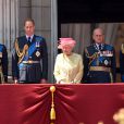  La reine Elizabeth II, entourée de son mari le duc d'Edimbourg, du prince Andrew, du prince Edward et de la comtesse Sophie de Wessex, et du prince William, commémorait le 10 juillet 2015 à Buckingham Palace les 75 ans de la Bataille d'Angleterre. 