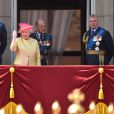  La reine Elizabeth II, entourée de son mari le duc d'Edimbourg, du prince Andrew, du prince Edward et de la comtesse Sophie de Wessex, et du prince William, commémorait le 10 juillet 2015 à Buckingham Palace les 75 ans de la Bataille d'Angleterre. 