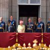 La reine Elizabeth II, entourée de son mari le duc d'Edimbourg, du prince Andrew, du prince Edward et de la comtesse Sophie de Wessex, et du prince William, commémorait le 10 juillet 2015 à Buckingham Palace les 75 ans de la Bataille d'Angleterre.