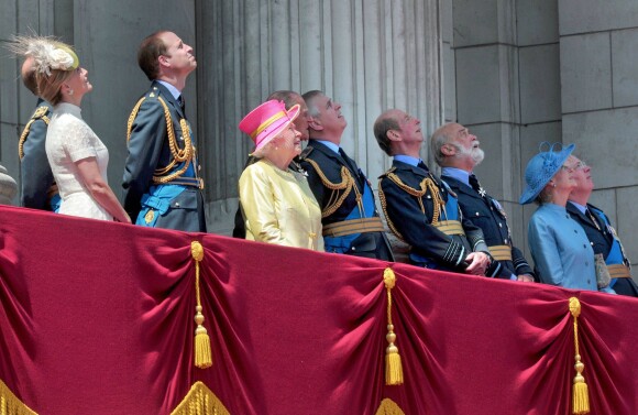 La reine Elizabeth II, entourée de son mari le duc d'Edimbourg, du prince Andrew, du prince Edward et de la comtesse Sophie de Wessex, et du prince William, commémorait le 10 juillet 2015 à Buckingham Palace les 75 ans de la Bataille d'Angleterre.