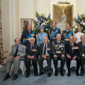 La prince Philip a un peu mis la pression au photographe, mais finalement, elle est quand même réussie, cette photo de groupe ! Le prince William, le duc d'Edimbourg, le prince Edward, la comtesse Sophie de Wessex, le duc de Gloucester et le duc de Kent participaient le 10 juillet 2015 à une réception et un déjeuner au RAFClub, à Londres, dans le cadre des commémorations des 75 ans de la Bataille d'Angleterre.