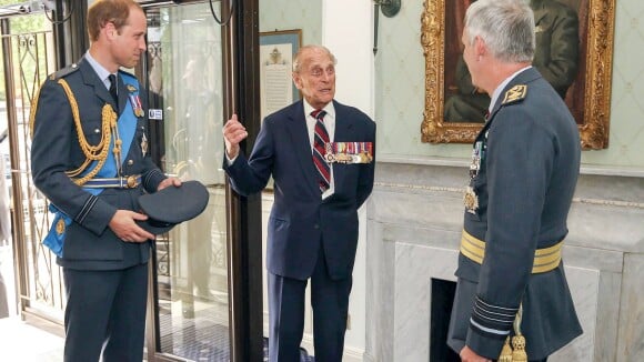 Le duc d'Edimbourg s'emporte et invective le photographe, le 10 juillet 2014 en présence du prince Edward et du prince William, lors d'une photo de groupe au RAF Club à Londres en l'honneur des vétérans pour le 75e anniversaire de la bataille d'Angleterre.