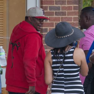 Bobby Brown arrive pour donner un concert au Wolf Creek Amphitheater de College Park, le 5 juillet 2015