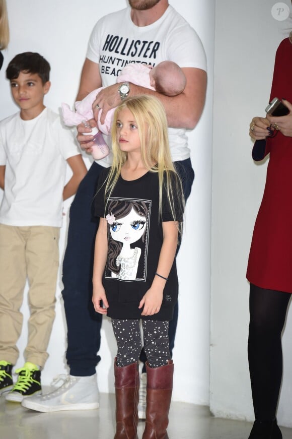Kieran Hayler garde son bébé et les enfants de Katie Price Peter Andre, Princess et Junior pendant que Katie Price pose lors du photocall du lancement de son livre "Make My Wish Come True" au The Worx Studio Londres, le 22 octobre 2014.  