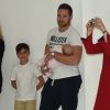 Kieran Hayler garde son bébé et les enfants de Katie Price Peter Andre, Princess et Junior pendant que Katie Price pose lors du photocall du lancement de son livre "Make My Wish Come True" au The Worx Studio Londres, le 22 octobre 2014.  