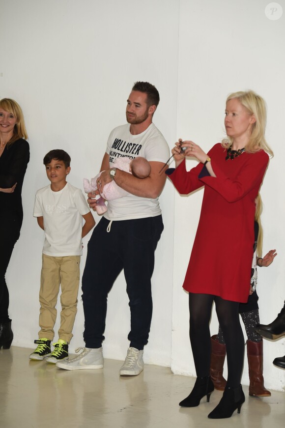Kieran Hayler garde son bébé et les enfants de Katie Price Peter Andre, Princess et Junior pendant que Katie Price pose lors du photocall du lancement de son livre "Make My Wish Come True" au The Worx Studio Londres, le 22 octobre 2014. 