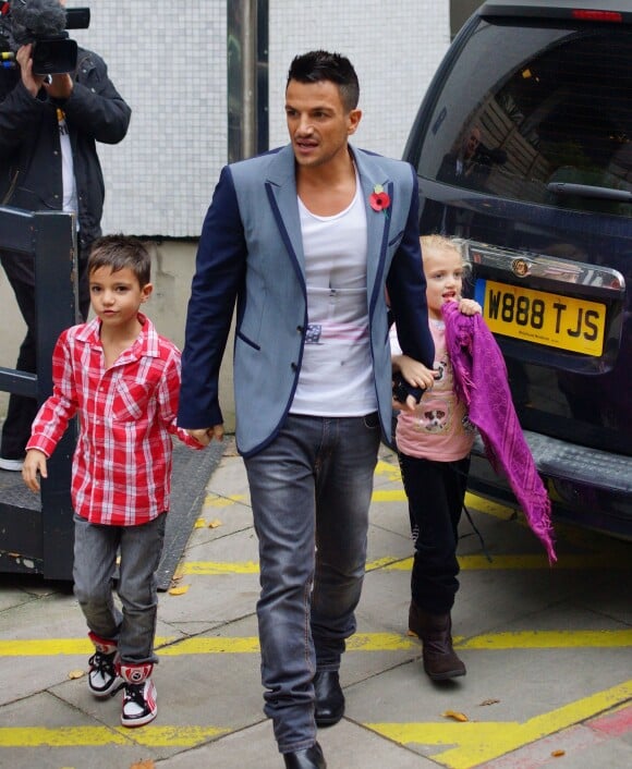 Peter Andre quitte les studios ITV en compagnie de ses enfants Junior et Princess. Londres, le 31 octobre 2012  