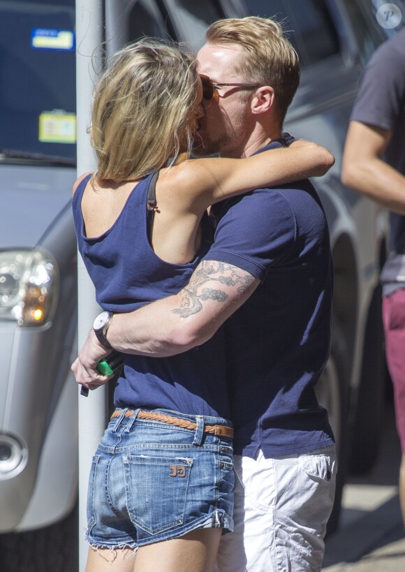 Ronan Keating et Storm Uechtritz se baladent à Coogee beach en Australie le 9 septembre 2014. 