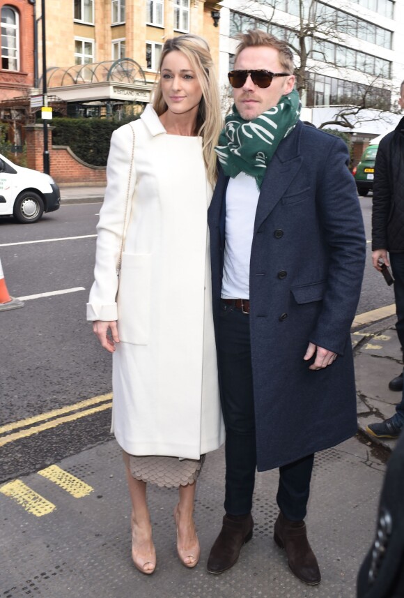 Ronan Keating et sa compagne Storm Uechtriz au défilé "Burberry Prorsum" lors de la fashion week à Londres, le 23 février 2015.