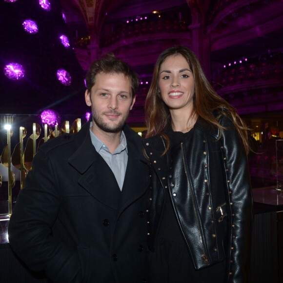 Nicolas Duvauchelle et sa compagne Laura Isaaz aux Galeries Lafayette le 12 décembre 2012.