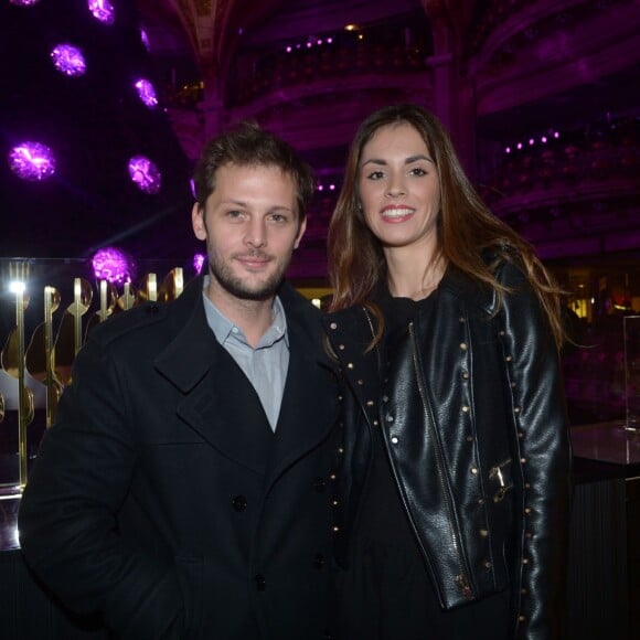 Nicolas Duvauchelle et sa compagne Laura Isaaz aux Galeries Lafayette le 12 décembre 2012.