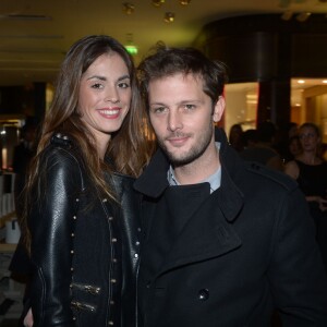 Nicolas Duvauchelle et sa compagne Laura Isaaz aux Galeries Lafayette le 12 décembre 2012.