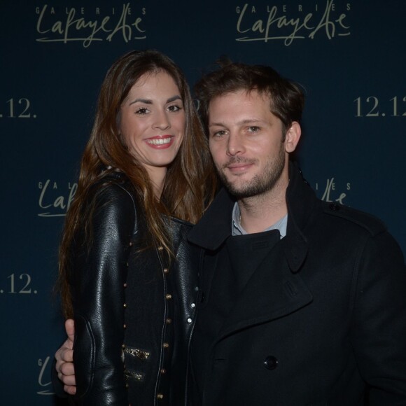 Nicolas Duvauchelle et sa compagne Laura Isaaz à Paris le 12 décembre 2012.