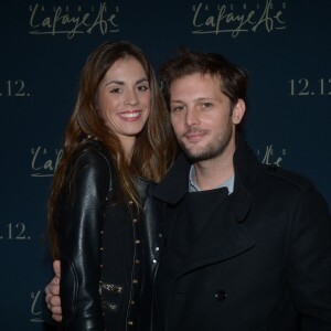 Nicolas Duvauchelle et sa compagne Laura Isaaz à Paris le 12 décembre 2012.