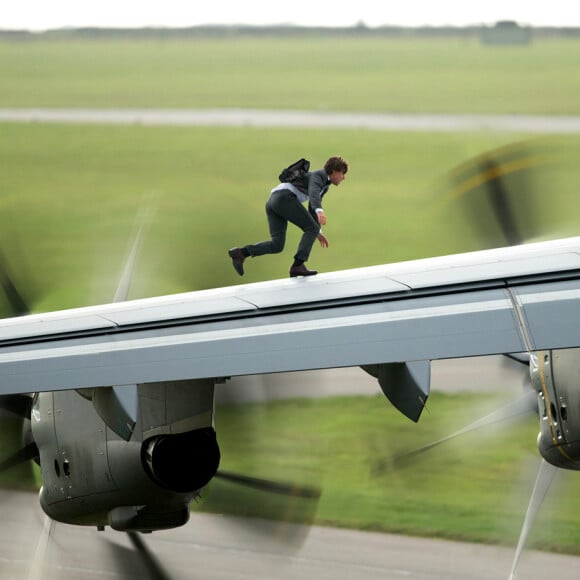 Tom Cruise en pleine cascade dans Mission Impossible : Rogue Nation