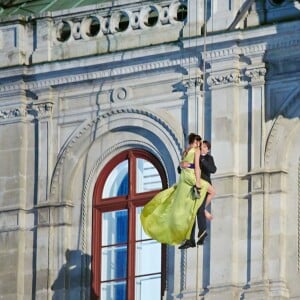 Rebecca Ferguson et Tom Cruise sur le tournage du film "Mission Impossible 5" à l'opéra à Vienne, le 23 août 2014.