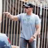 Exclusif - Jean-Claude Van Damme change de t-shirt à l'arrière de sa voiture à Hollywood, le 26 mai 2015