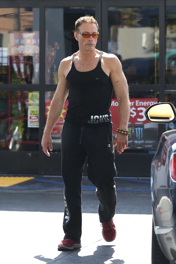 Exclusif - Jean-Claude Van Damme fait le plein d'essence de sa voiture Bentley décapotable à une station service à Venice, le 23 mai 2015, après sa séance de gym au Golds gym.