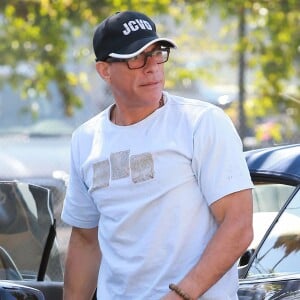 Jean-Claude Van Damme se promène avec son chien dans les rues de Venice à Los Angeles, le 16 avril 2015