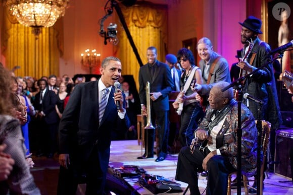 B.B. King chante 'Sweet Home Chicago' en duo avec Barack Obama lors de la soirée 'In Performance at the White House : Red, White and Blues' avec Troy 'Trombone Shorty' Andrews, Jeff Beck, Derek Trucks, et Gary Clark, Jr. à Washington, le 2 décembre 2012