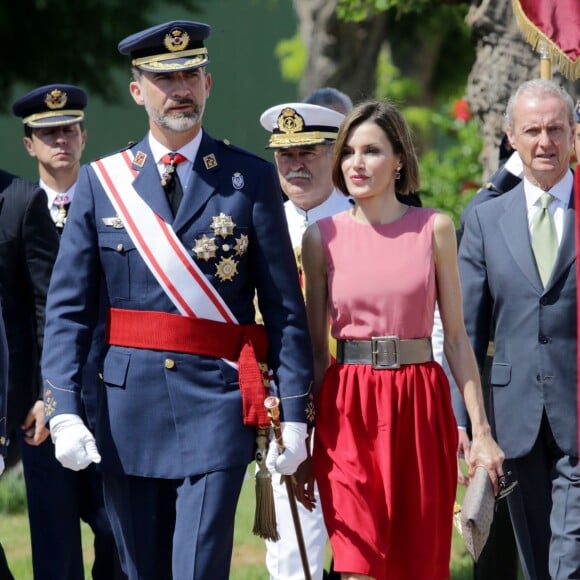 Letizia d'Espagne, très glamour, accompagnait le roi Felipe VI le 14 juillet 2015 à l'Académie générale de l'Air de San Javier, près de Murcie, pour une remise de diplômes aux nouveaux officiers.