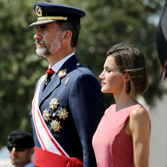 Letizia d'Espagne, très glamour, accompagnait le roi Felipe VI le 14 juillet 2015 à l'Académie générale de l'Air de San Javier, près de Murcie, pour une remise de diplômes aux nouveaux officiers.
