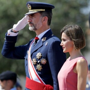 Letizia d'Espagne, très glamour, accompagnait le roi Felipe VI le 14 juillet 2015 à l'Académie générale de l'Air de San Javier, près de Murcie, pour une remise de diplômes aux nouveaux officiers.