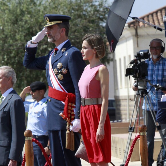 Letizia d'Espagne, très glamour, accompagnait le roi Felipe VI le 14 juillet 2015 à l'Académie générale de l'Air de San Javier, près de Murcie, pour une remise de diplômes aux nouveaux officiers.