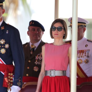 Letizia d'Espagne, très glamour, accompagnait le roi Felipe VI le 14 juillet 2015 à l'Académie générale de l'Air de San Javier, près de Murcie, pour une remise de diplômes aux nouveaux officiers.