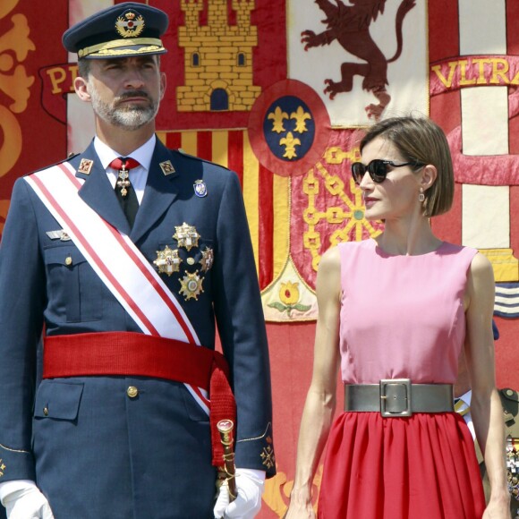 Letizia d'Espagne, très glamour, accompagnait le roi Felipe VI le 14 juillet 2015 à l'Académie générale de l'Air de San Javier, près de Murcie, pour une remise de diplômes aux nouveaux officiers.