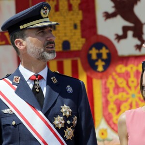 Letizia d'Espagne, très glamour, accompagnait le roi Felipe VI le 14 juillet 2015 à l'Académie générale de l'Air de San Javier, près de Murcie, pour une remise de diplômes aux nouveaux officiers.